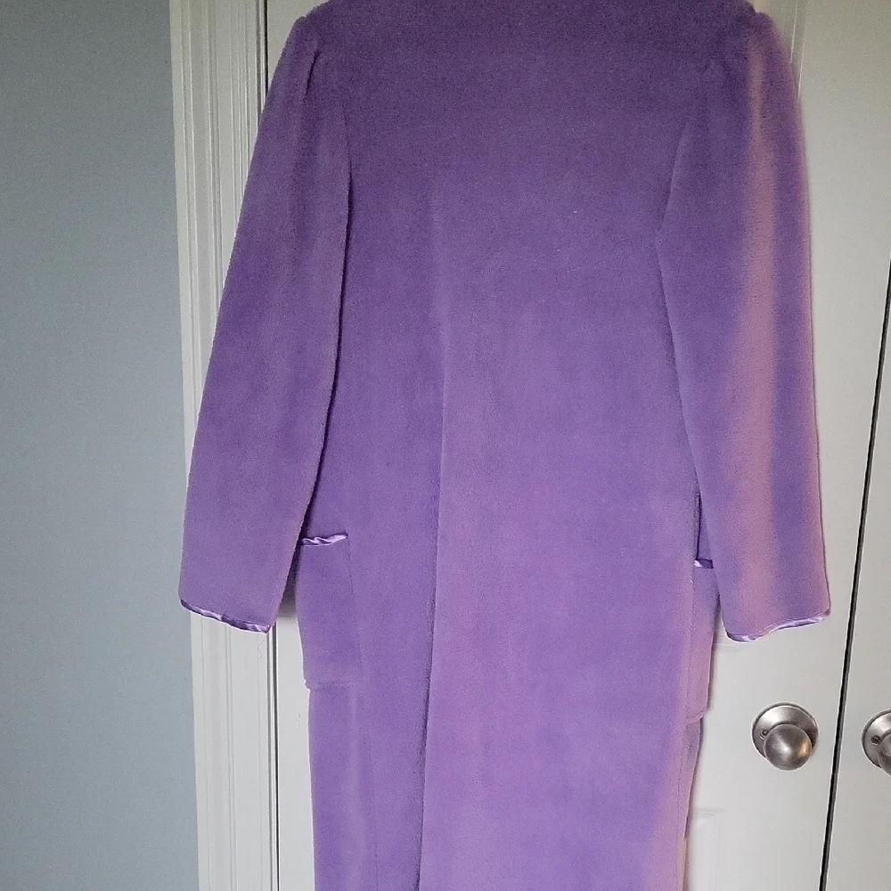 Vintage 60s/70s Light Purple Plush Robe With Floral Embroidery - Picture 3 of 3